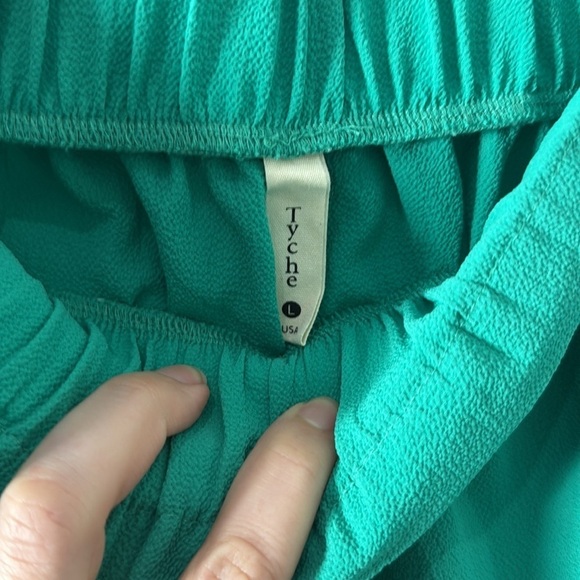 Tyche flowy green stretchy waist shorts with pocket size large - Picture 2 of 4